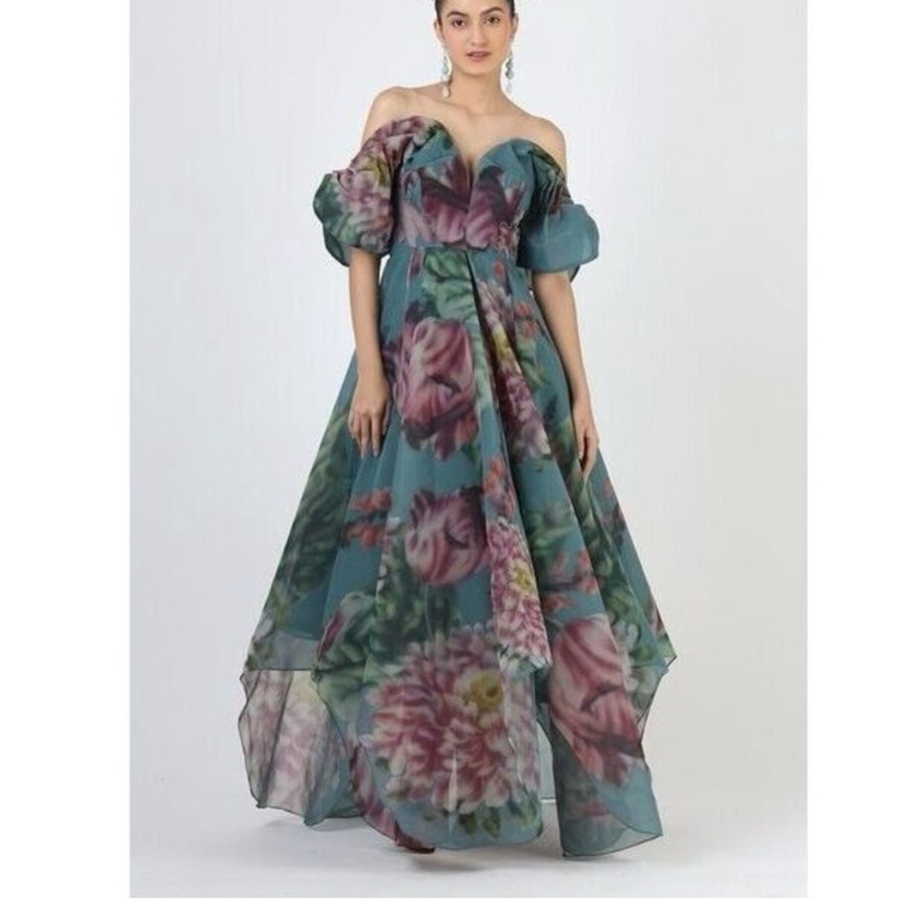 NWT Gown: Geisha Designs PARAS AND SHALINI Sweetheart Drama neckline.